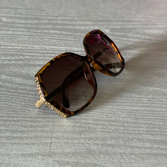 Accessories - Oversized Sunglasses Tortoise Frame with Pebbled Gold Trim